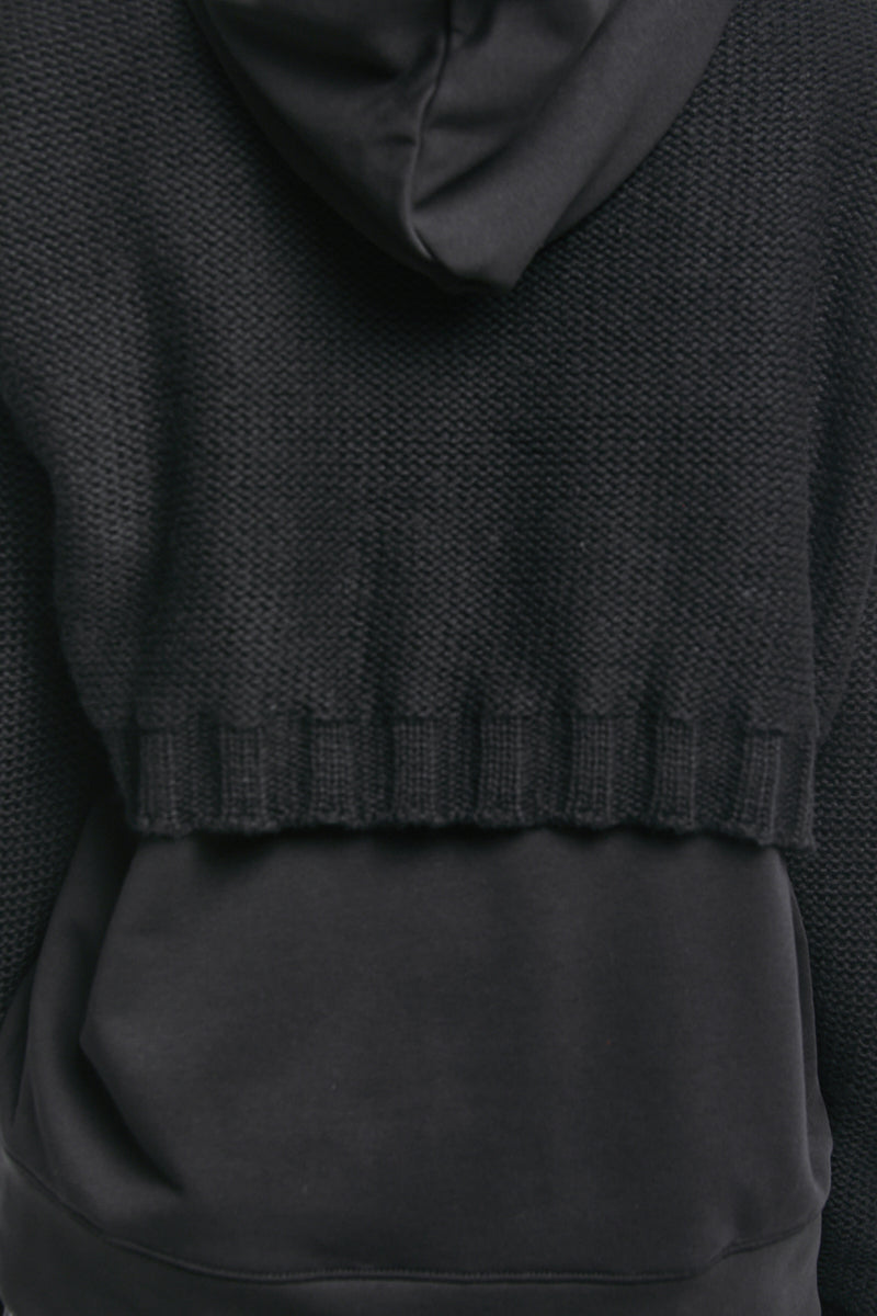 BLACK HOODED KNITTED SWEATSHIRT