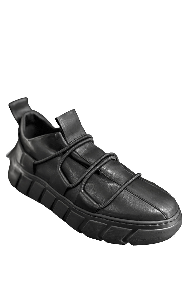 BLACK LIGHTWEIGHT LOW LEATHER SNEAKERS