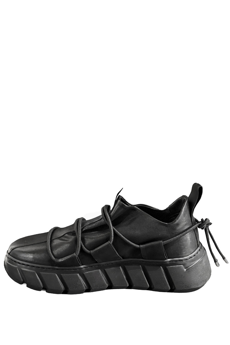 BLACK LIGHTWEIGHT LOW LEATHER SNEAKERS