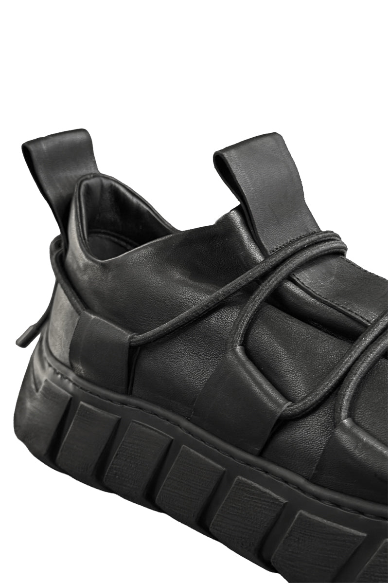 BLACK LIGHTWEIGHT LOW LEATHER SNEAKERS
