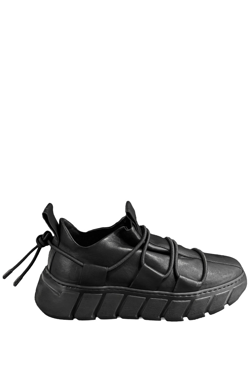 BLACK LIGHTWEIGHT LOW LEATHER SNEAKERS