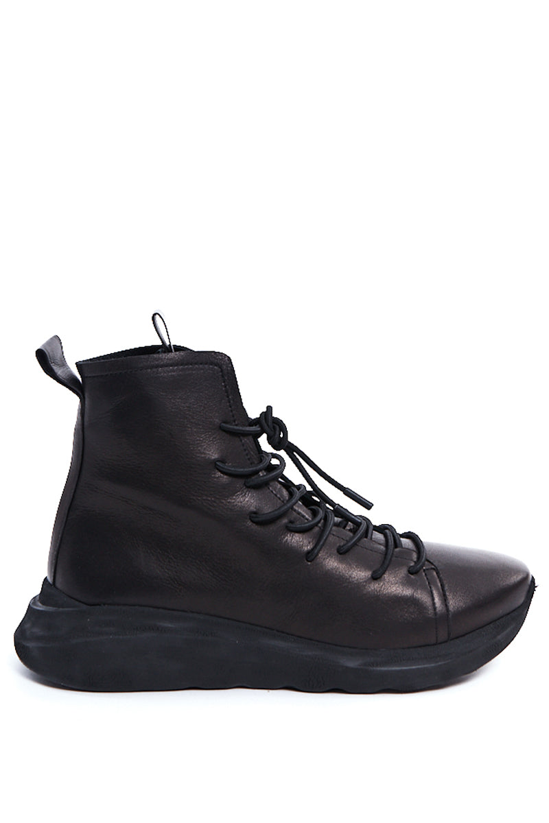 BLACK LACE-UP LOW LEATHER BOOT