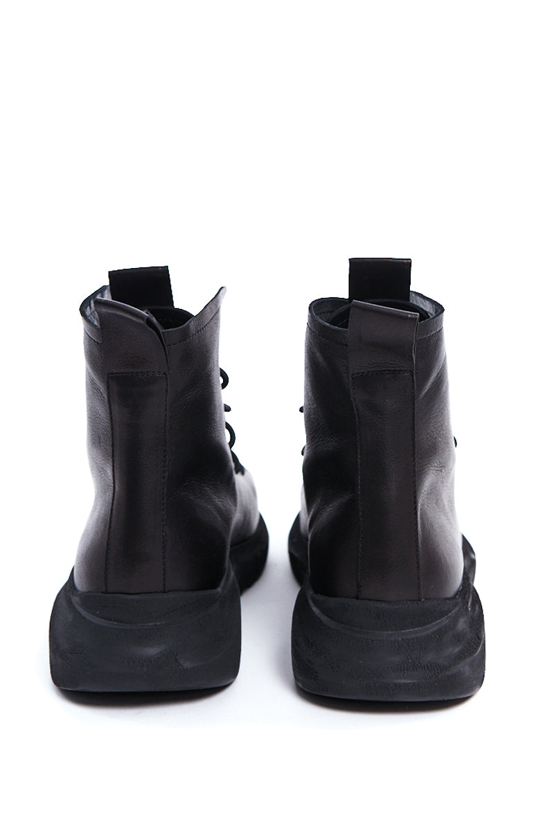 BLACK LACE-UP LOW LEATHER BOOT