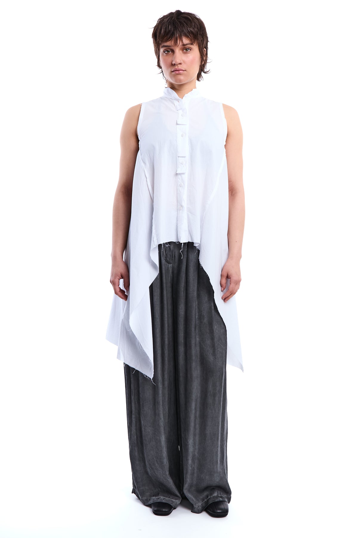 WHITE DIPPED-HEM BAND-COLLAR BLOUSE