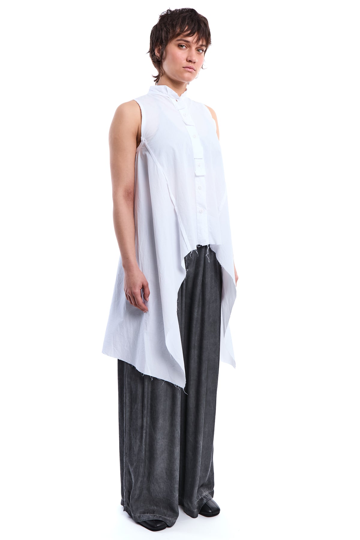 WHITE DIPPED-HEM BAND-COLLAR BLOUSE