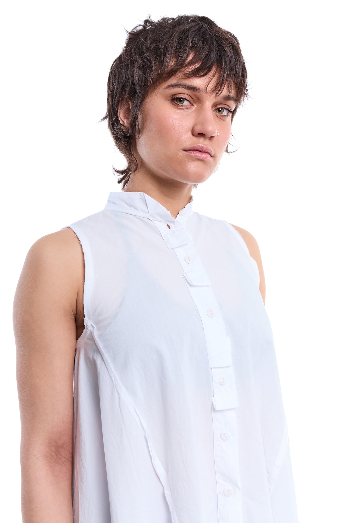 WHITE DIPPED-HEM BAND-COLLAR BLOUSE
