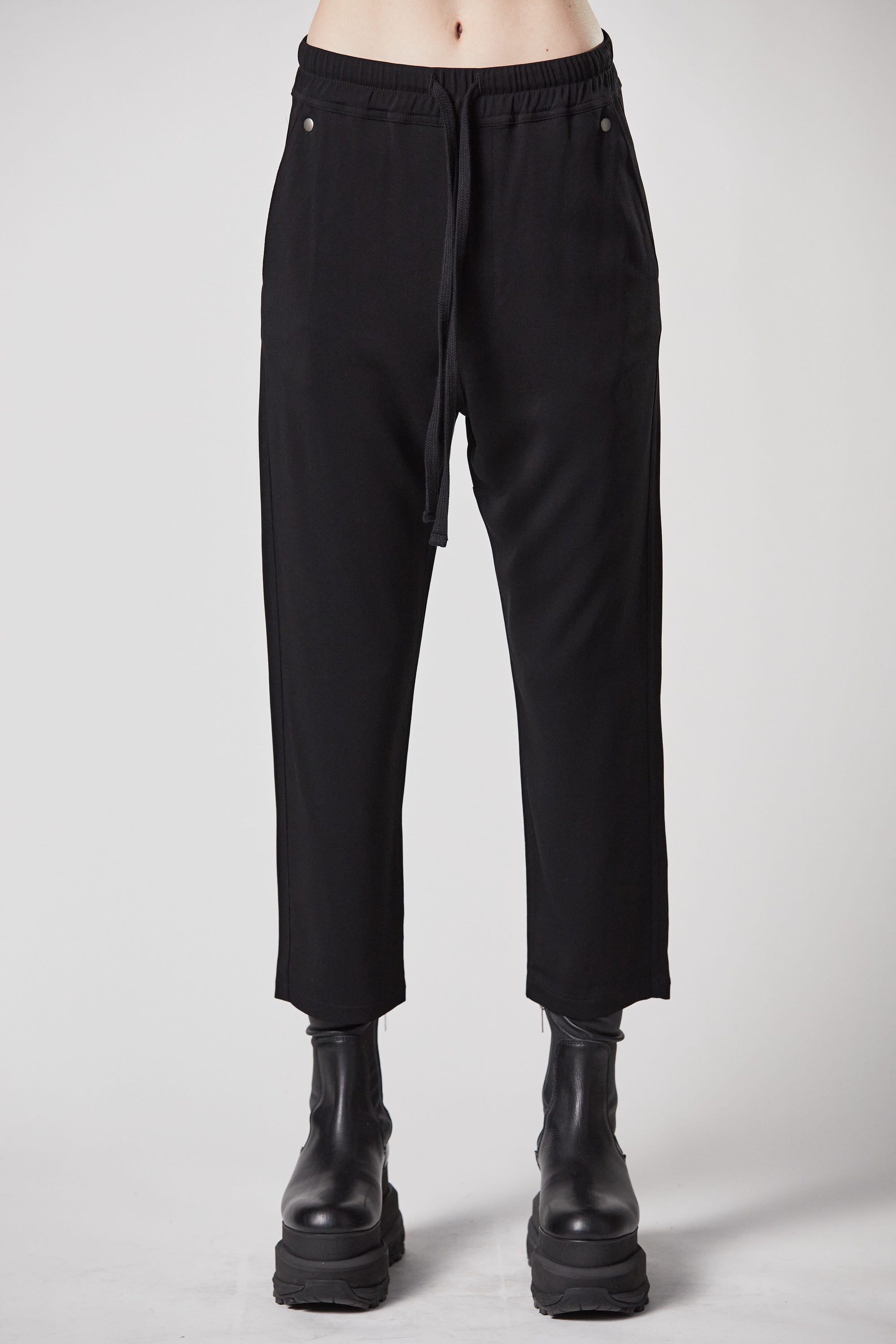 BLACK SOFT CROPPED PANTS