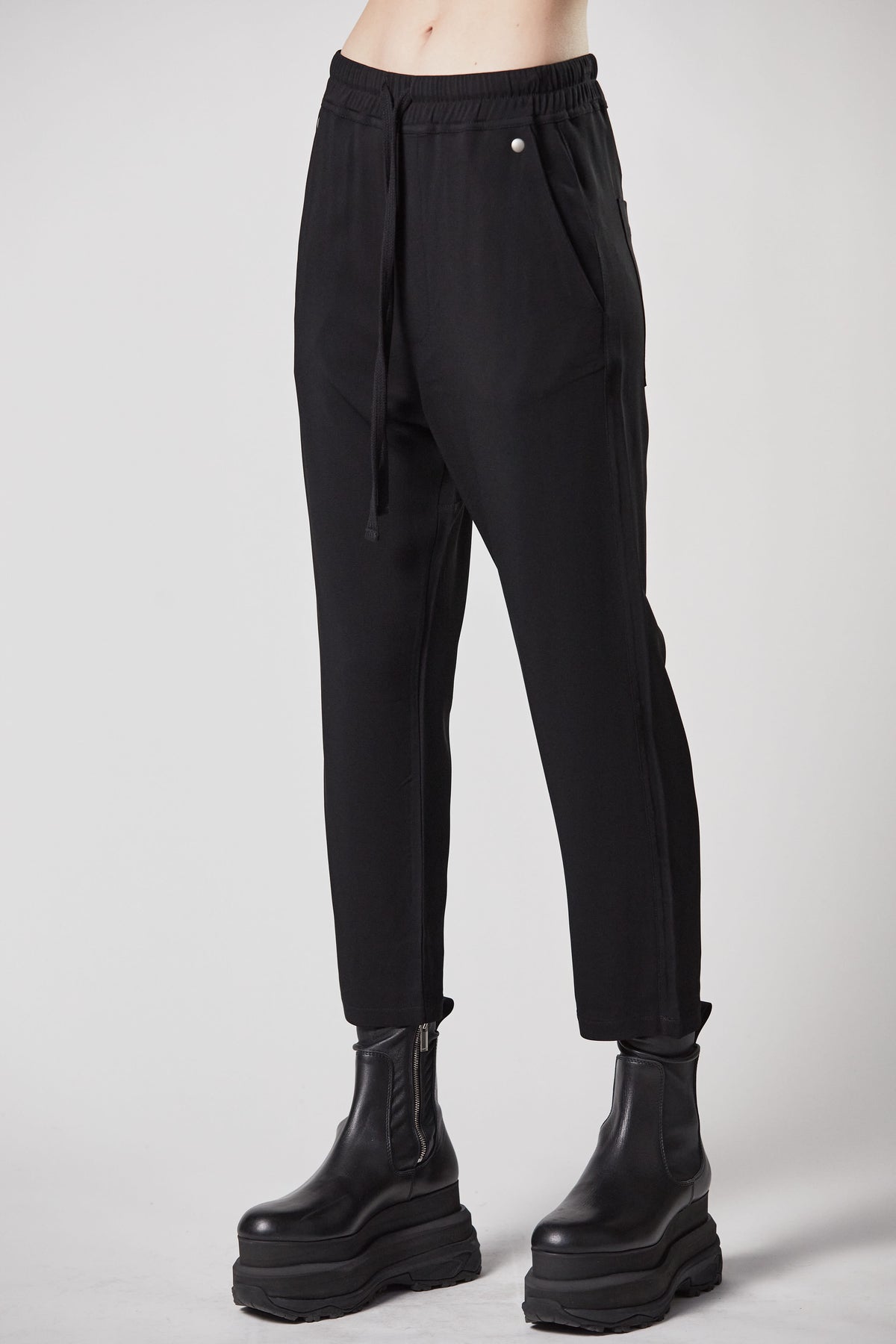 BLACK SOFT CROPPED PANTS
