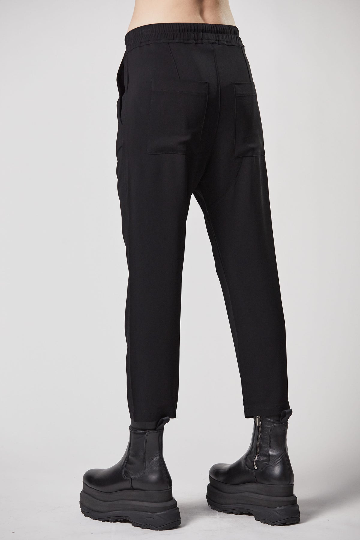 BLACK SOFT CROPPED PANTS