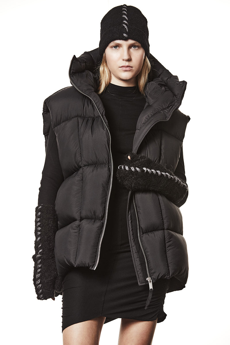 BLACK KNITTED BEANIE HAT