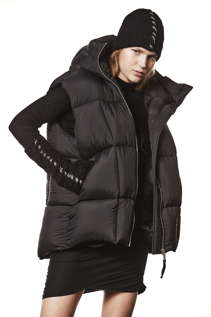 BLACK KNITTED BEANIE HAT