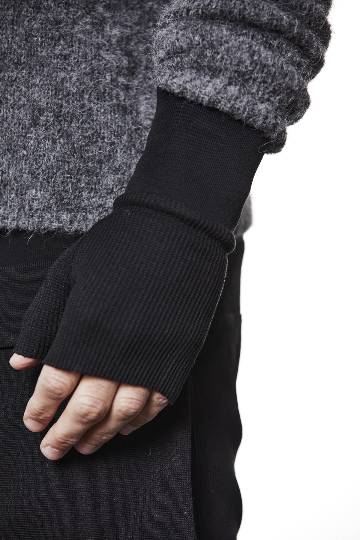 BLACK FINGERLESS GLOVES
