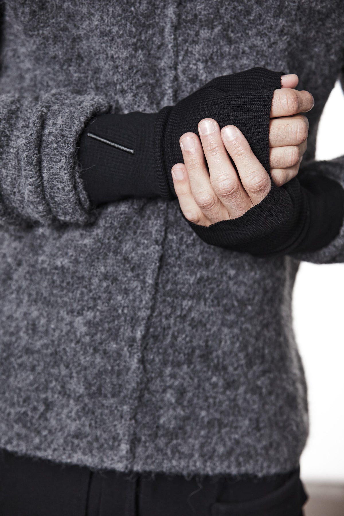 BLACK FINGERLESS GLOVES