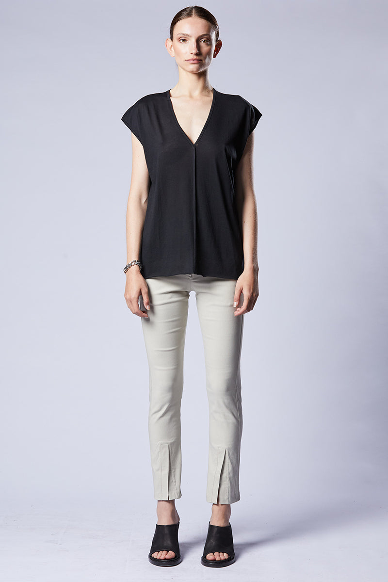 BLACK DEEP V NECK TOP