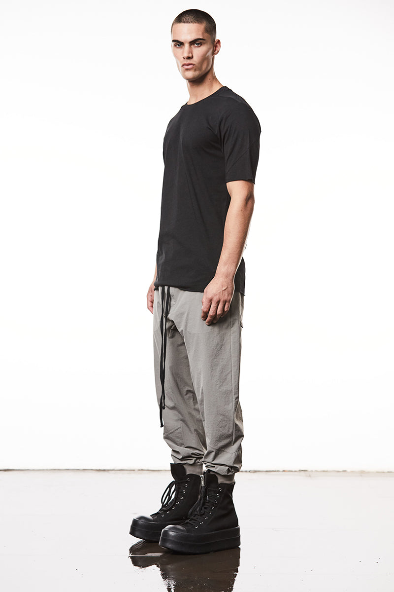 BLACK SCAR STITCHING DETAILS TEE