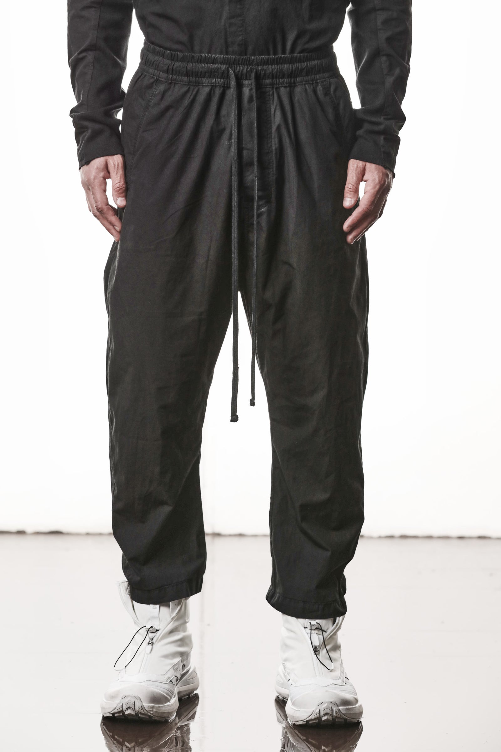 BLACK ORGANIC COTTON CROPPED TROUSERS