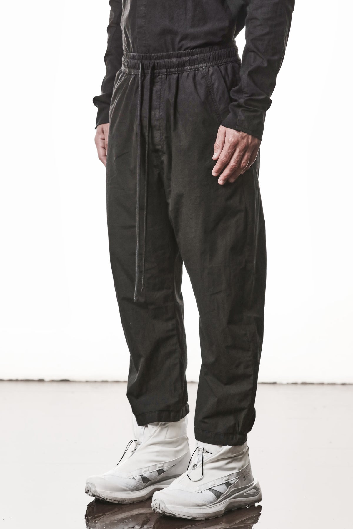 BLACK ORGANIC COTTON CROPPED TROUSERS
