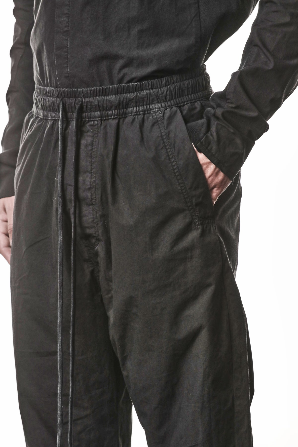 BLACK ORGANIC COTTON CROPPED TROUSERS