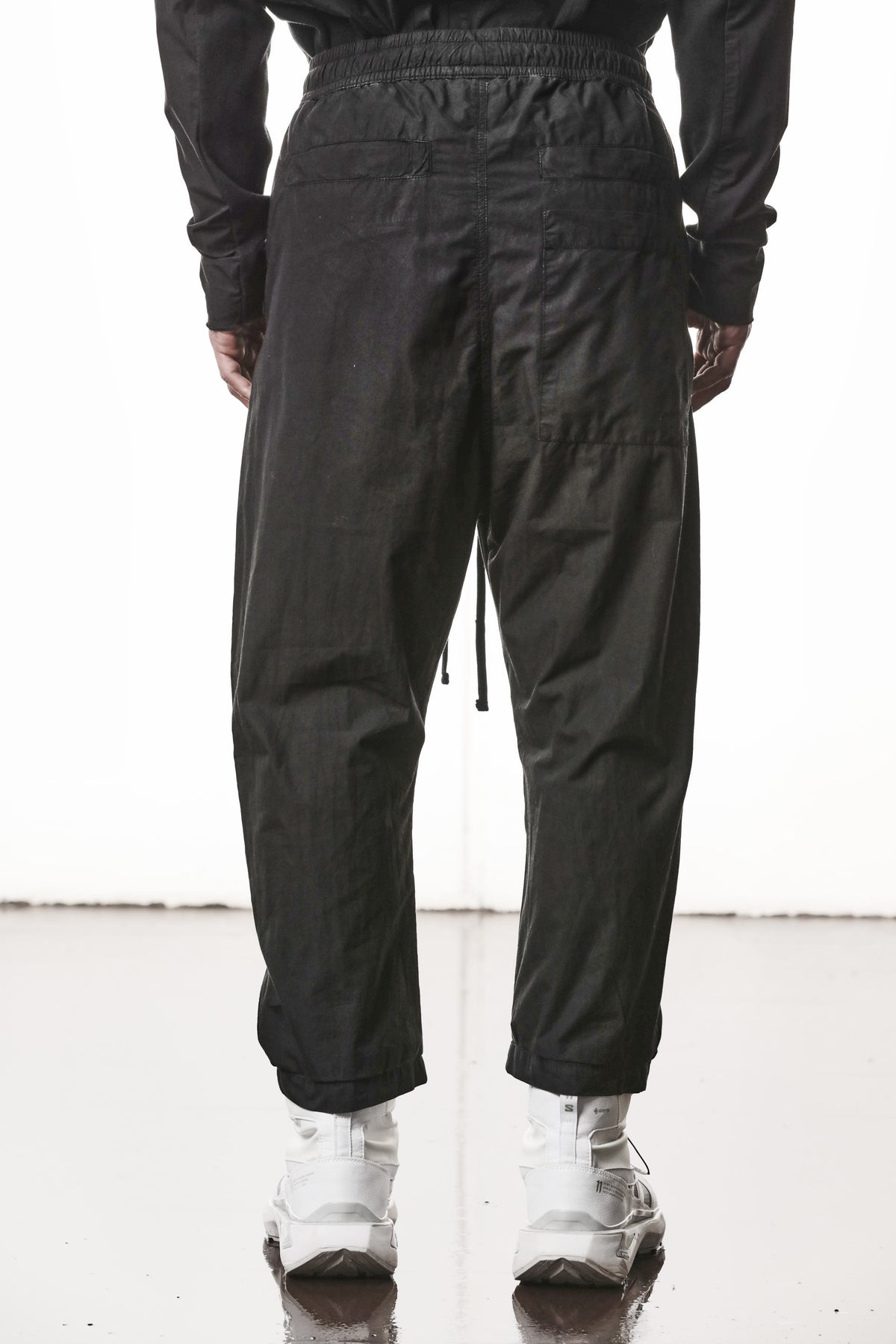 BLACK ORGANIC COTTON CROPPED TROUSERS