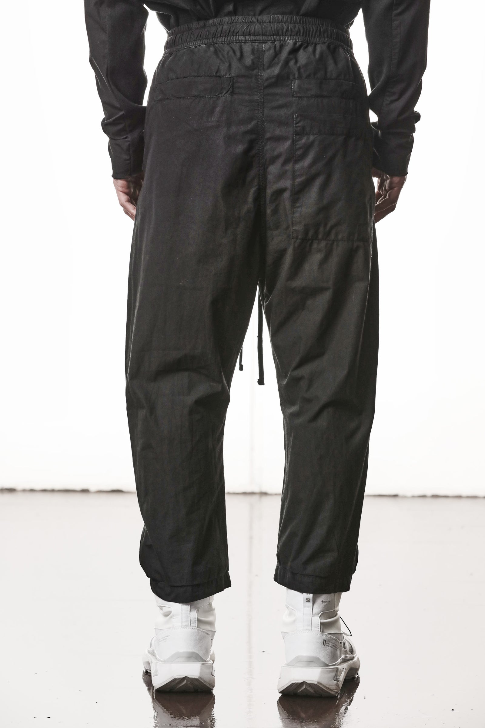 BLACK ORGANIC COTTON CROPPED TROUSERS