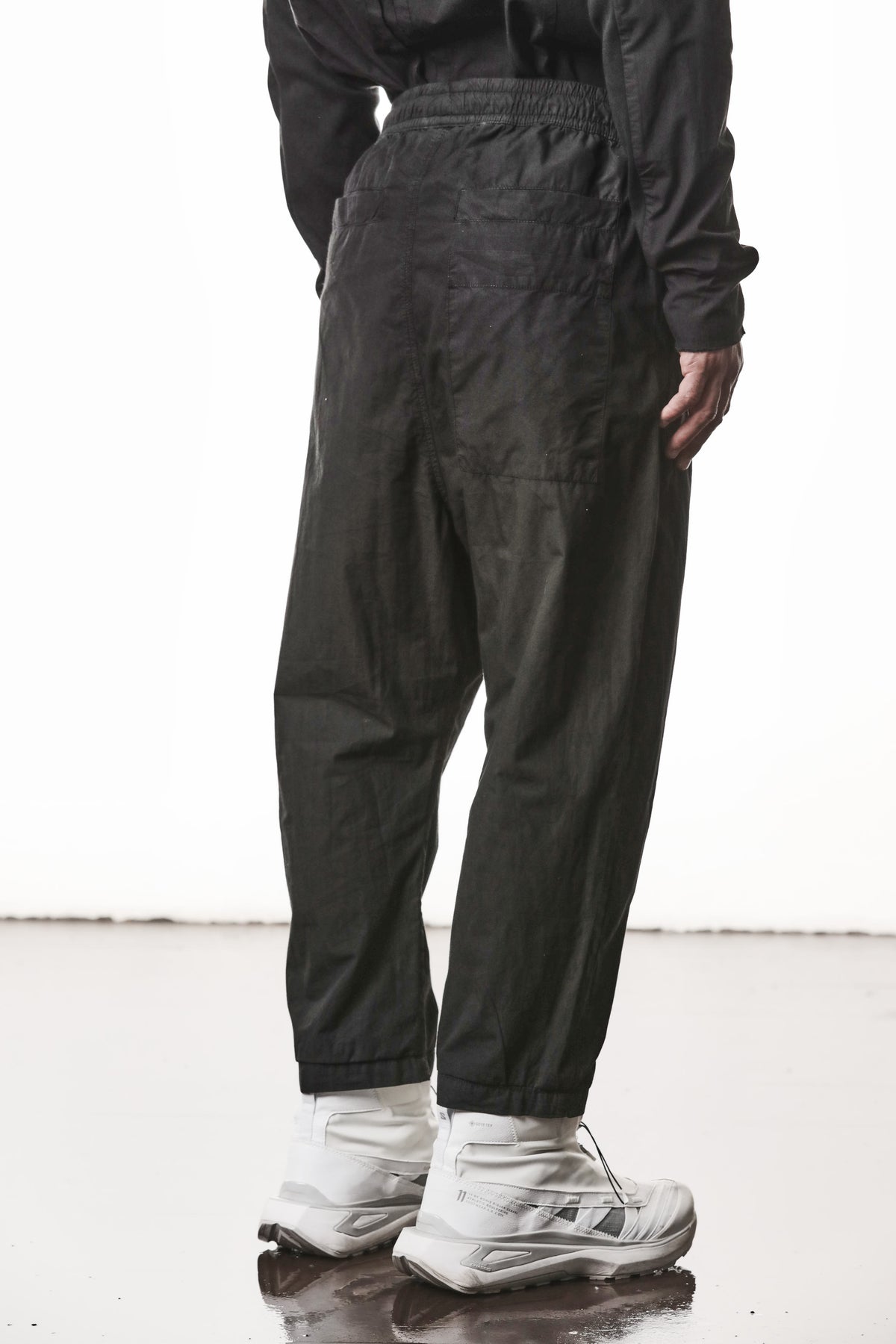 BLACK ORGANIC COTTON CROPPED TROUSERS
