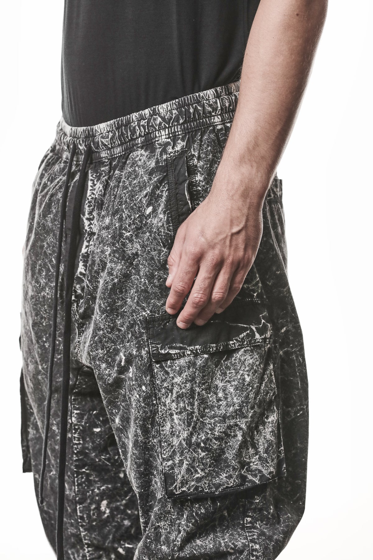 BLACK MARBLE WOVEN CARGO TROUSERS