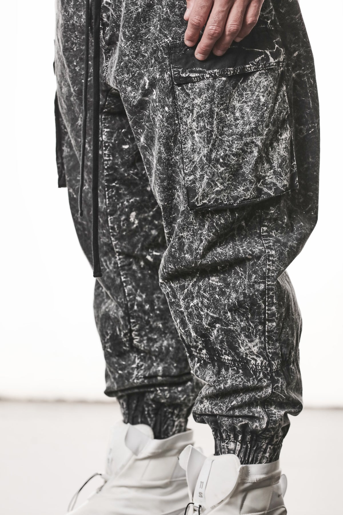 BLACK MARBLE WOVEN CARGO TROUSERS