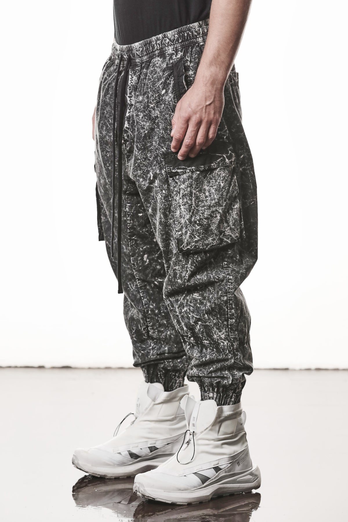 BLACK MARBLE WOVEN CARGO TROUSERS