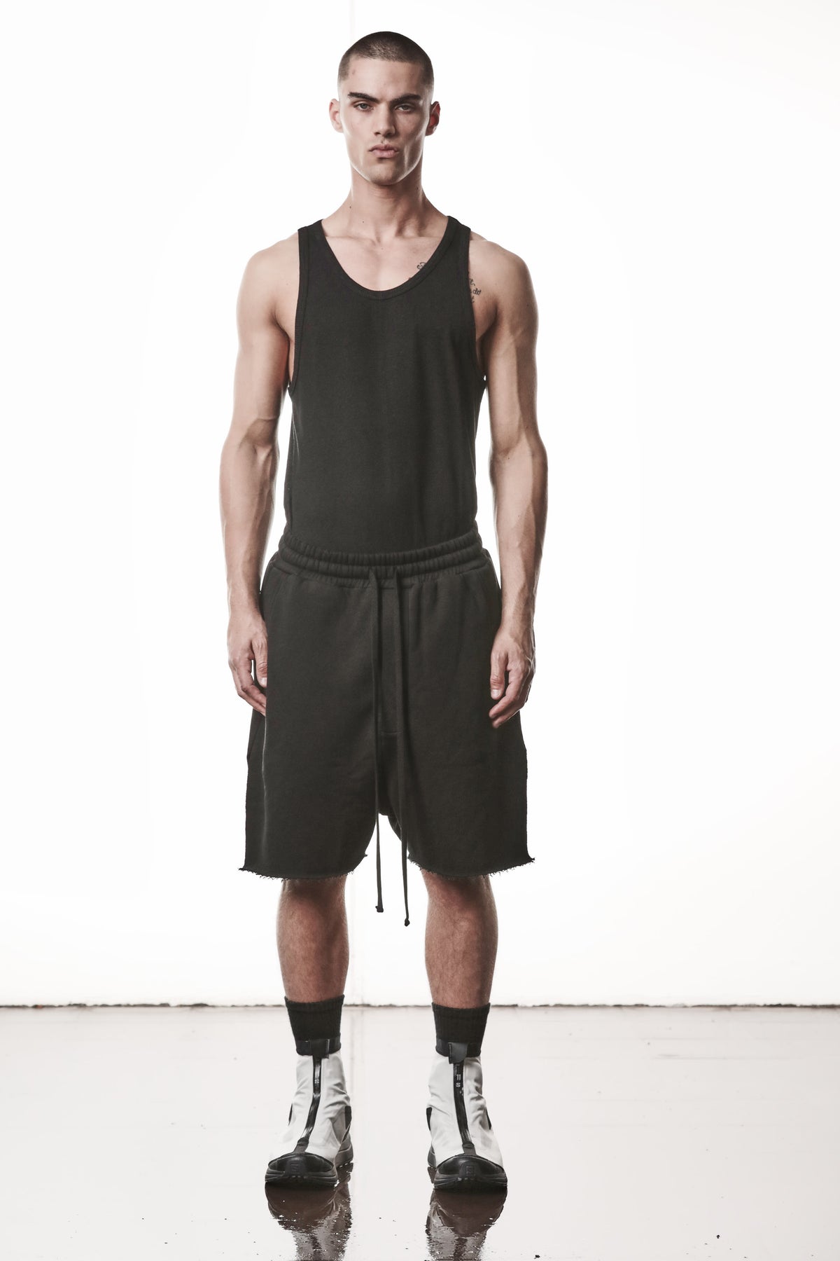 BLACK SIDE-SLIT SWEAT SHORTS