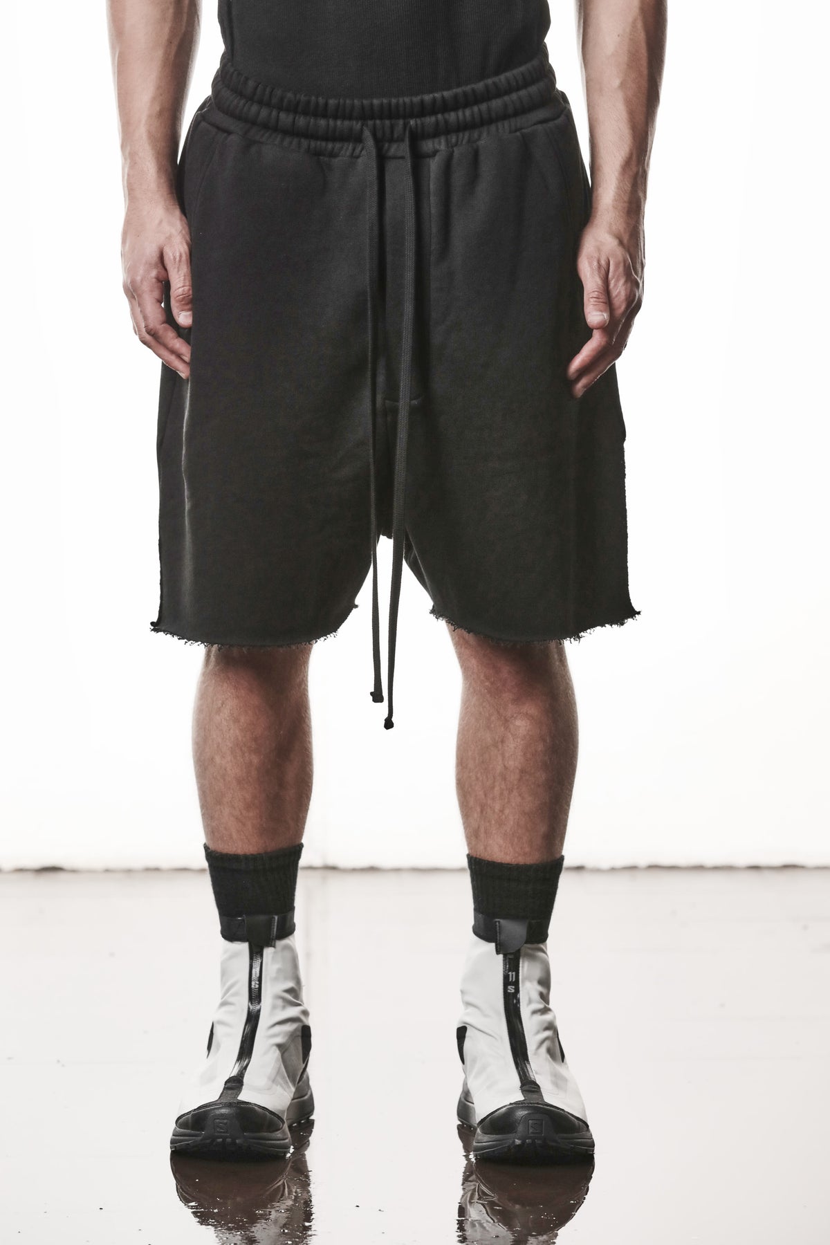 BLACK SIDE-SLIT SWEAT SHORTS