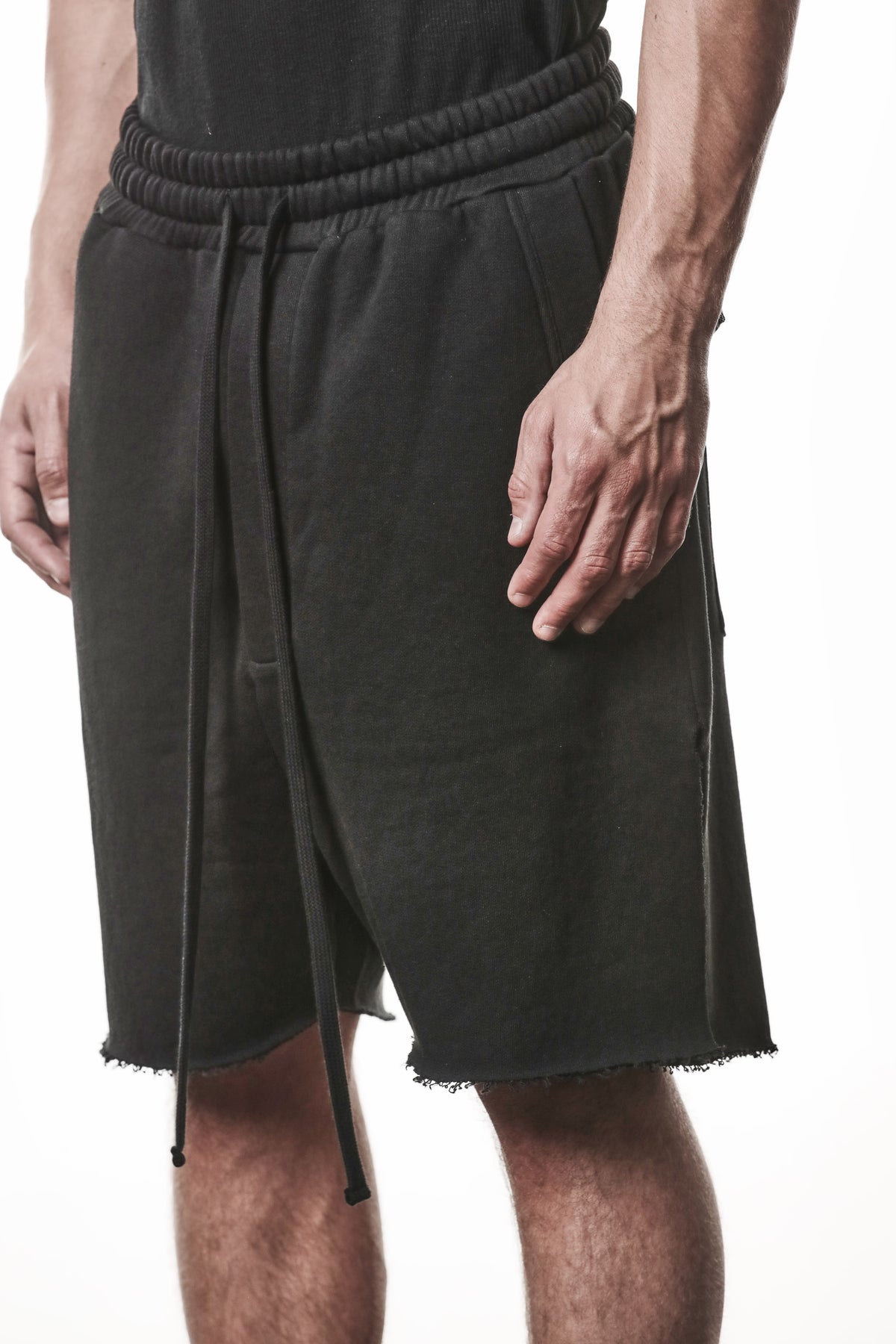 BLACK SIDE-SLIT SWEAT SHORTS