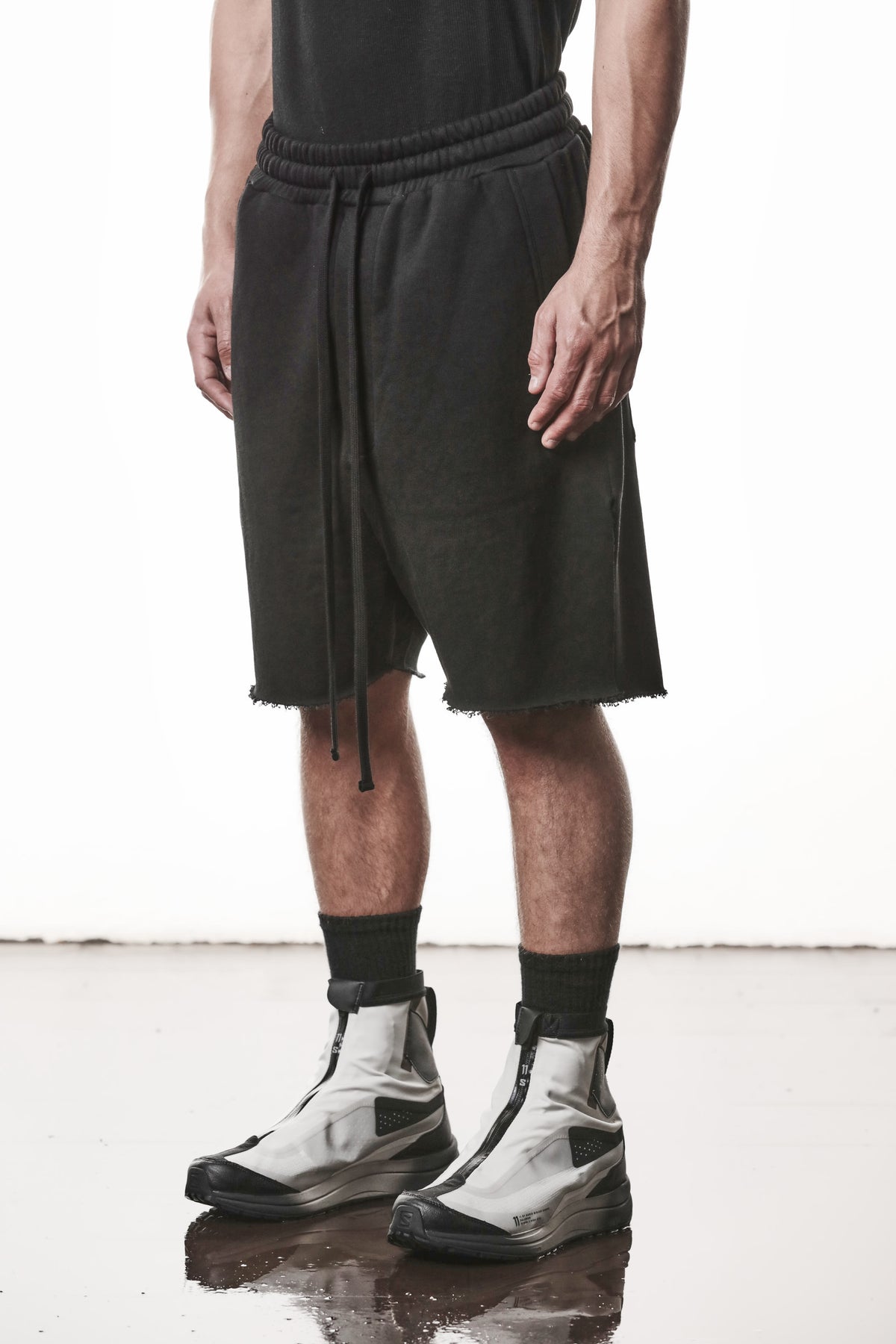 BLACK SIDE-SLIT SWEAT SHORTS