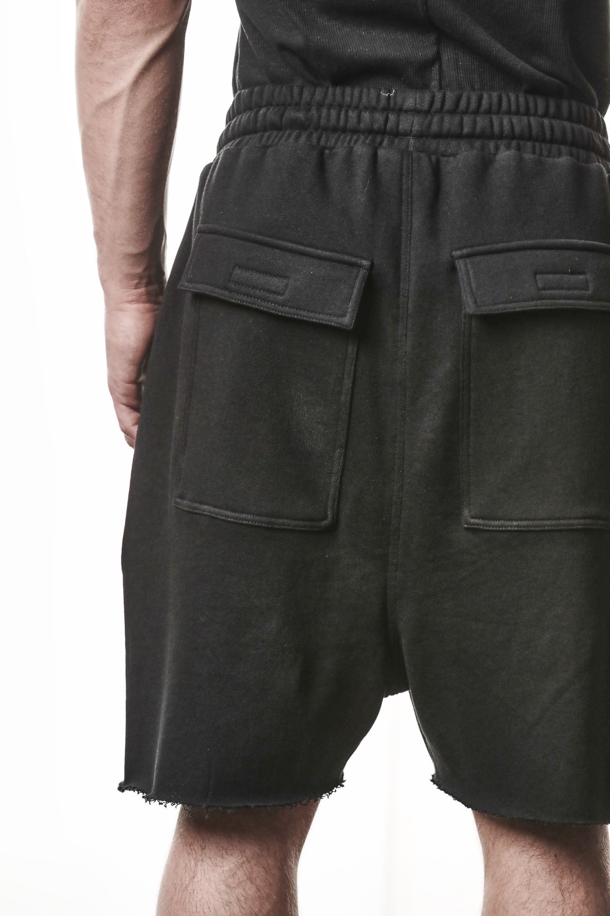 BLACK SIDE-SLIT SWEAT SHORTS