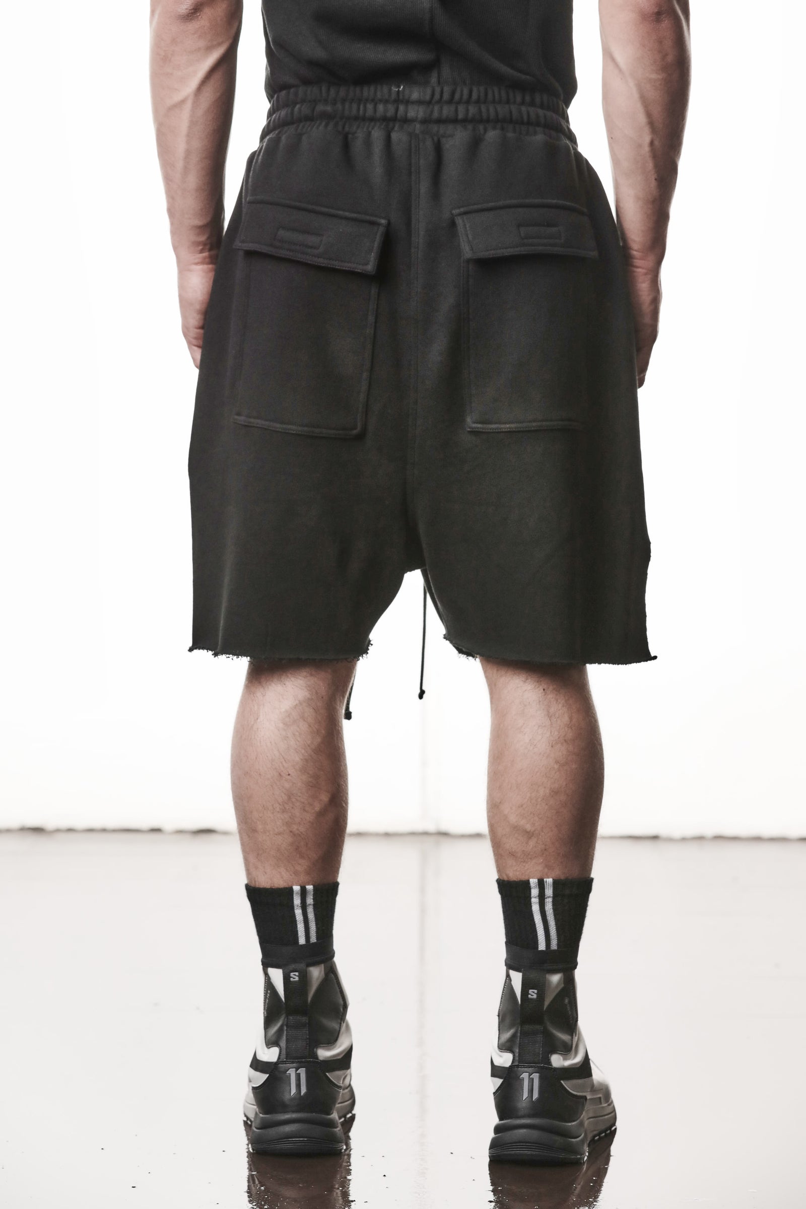 BLACK SIDE-SLIT SWEAT SHORTS