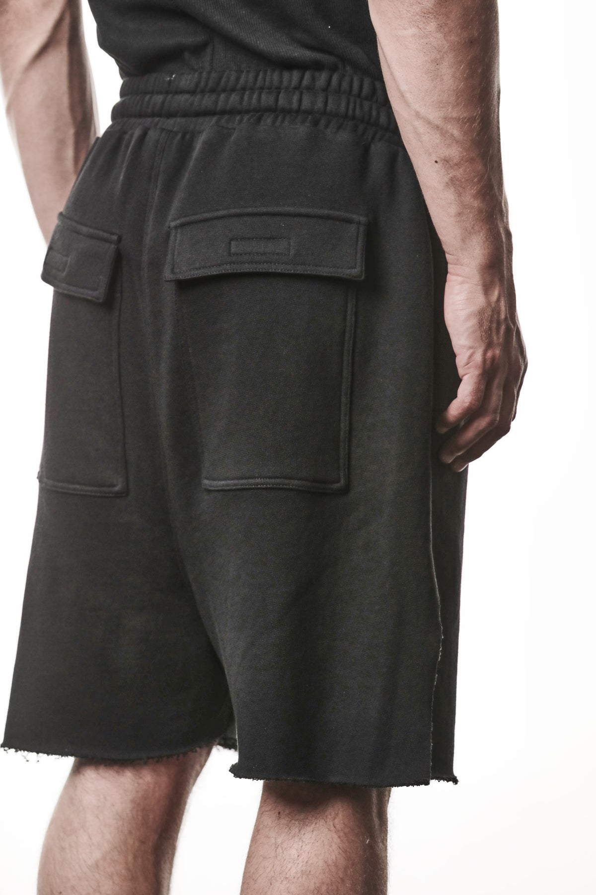 BLACK SIDE-SLIT SWEAT SHORTS