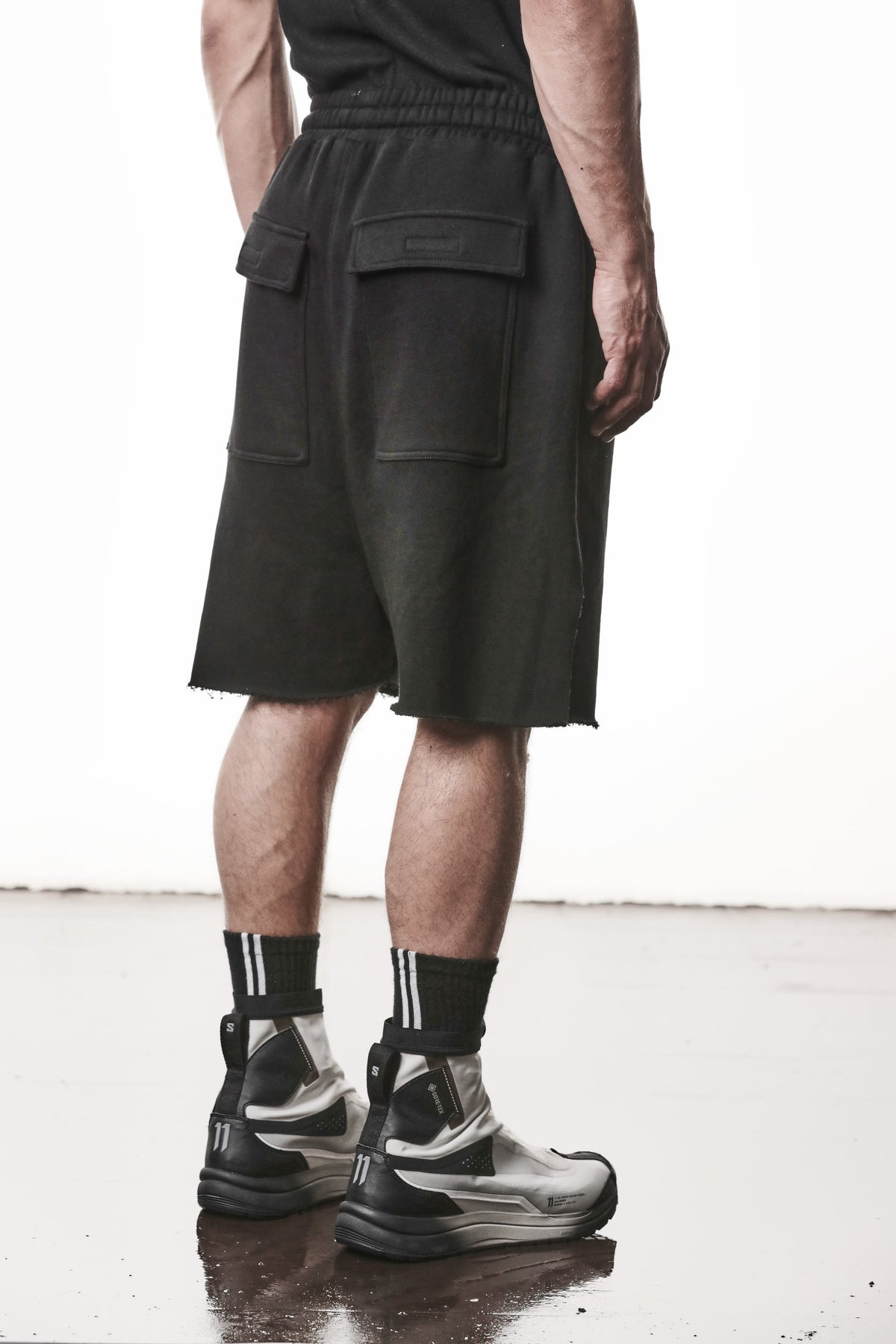 BLACK SIDE-SLIT SWEAT SHORTS