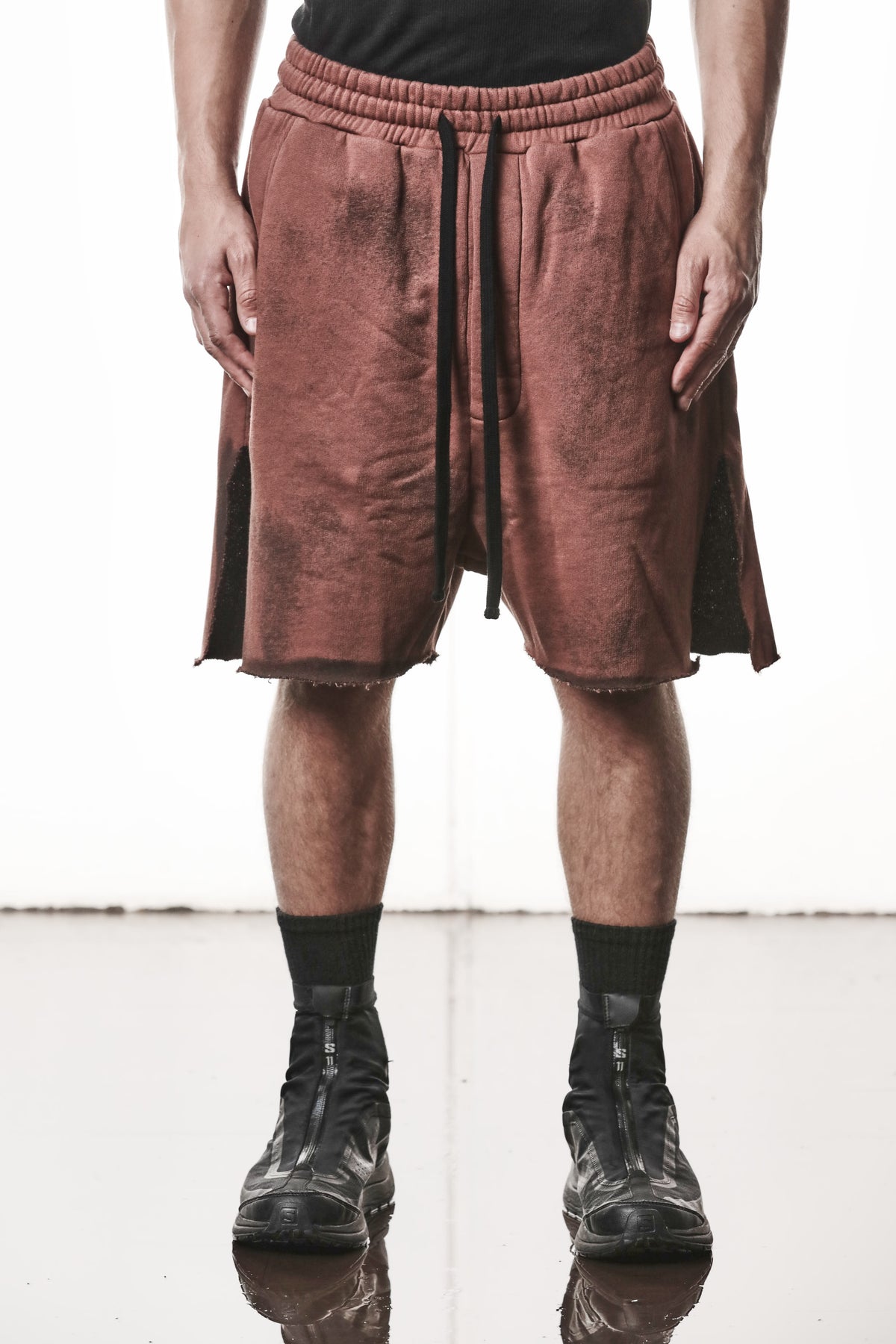 SPRAYED RED SIDE-SLIT SWEAT SHORTS