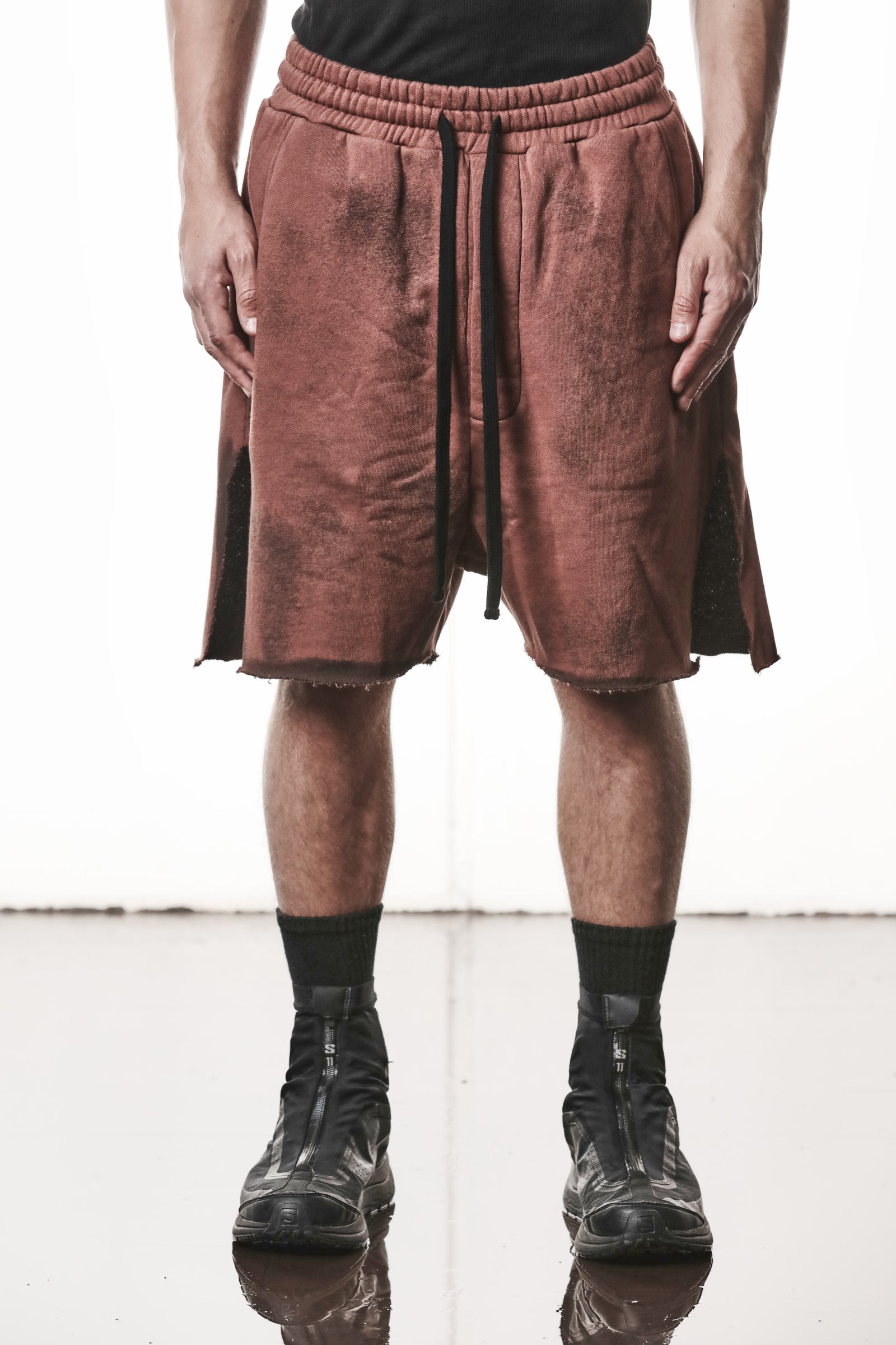 SPRAYED RED SIDE-SLIT SWEAT SHORTS