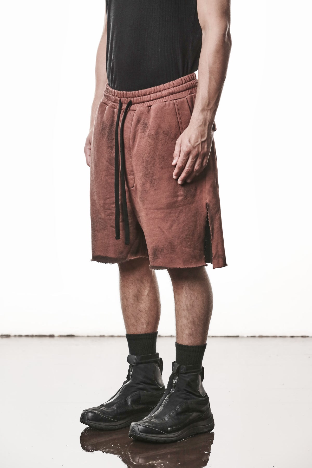 SPRAYED RED SIDE-SLIT SWEAT SHORTS