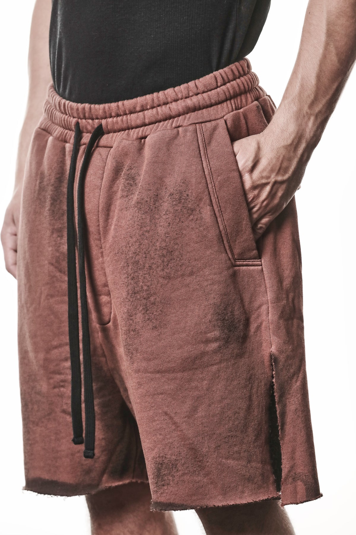 SPRAYED RED SIDE-SLIT SWEAT SHORTS