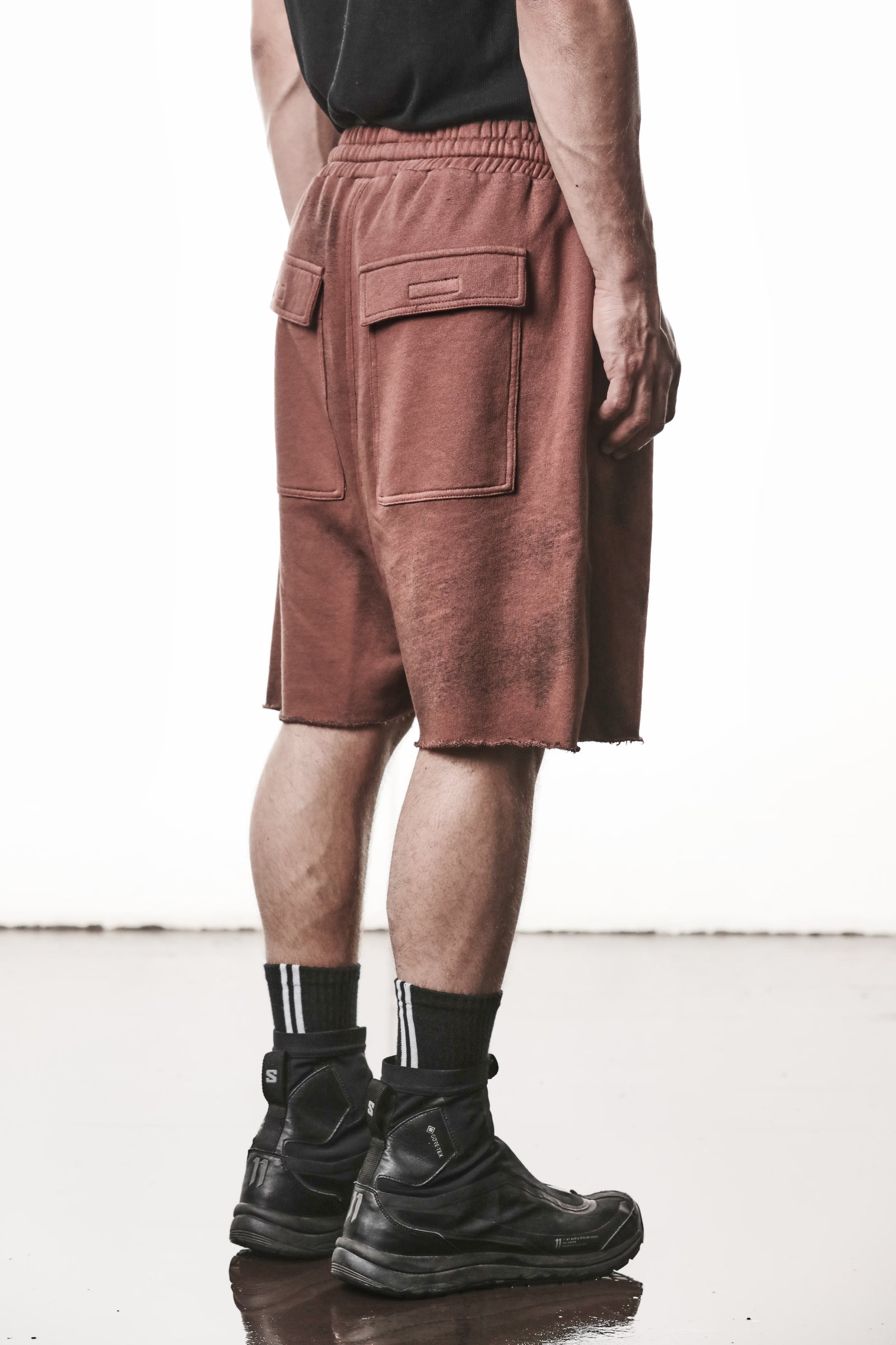 SPRAYED RED SIDE-SLIT SWEAT SHORTS