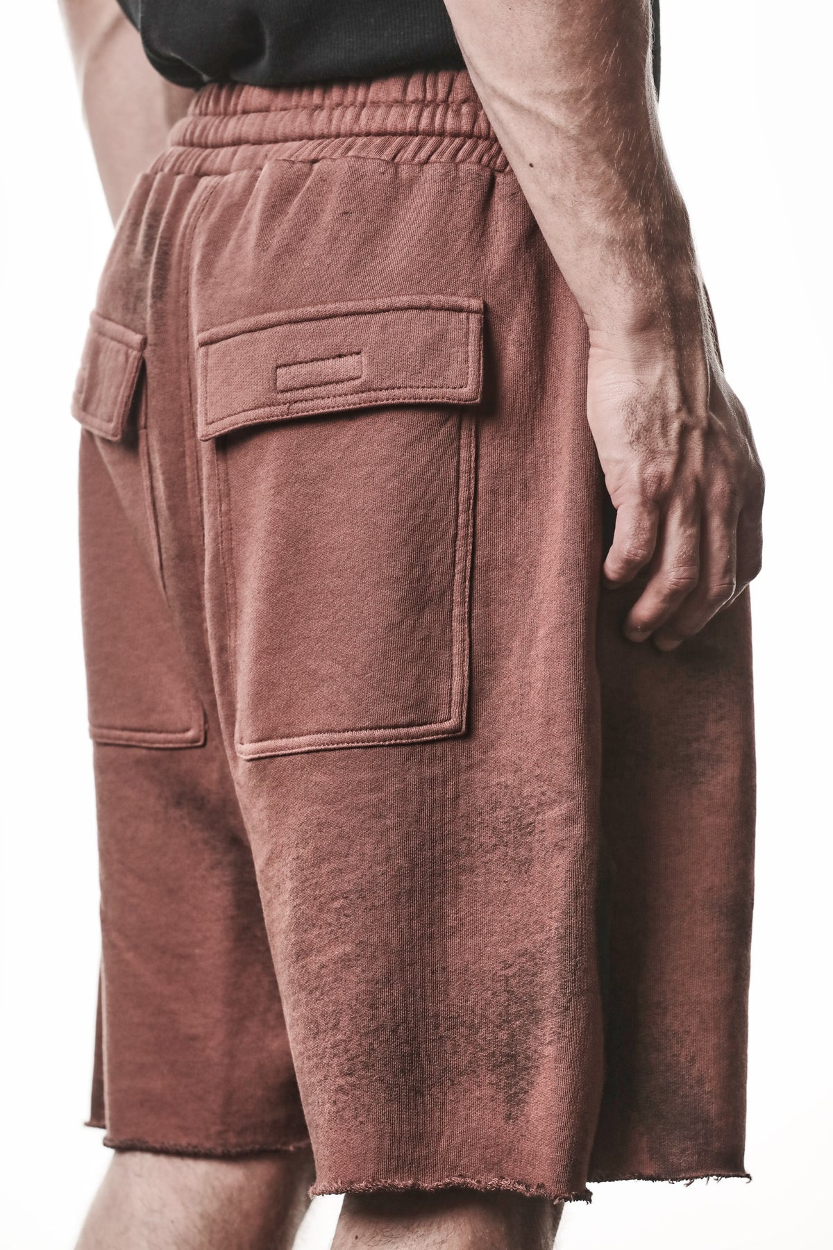 SPRAYED RED SIDE-SLIT SWEAT SHORTS