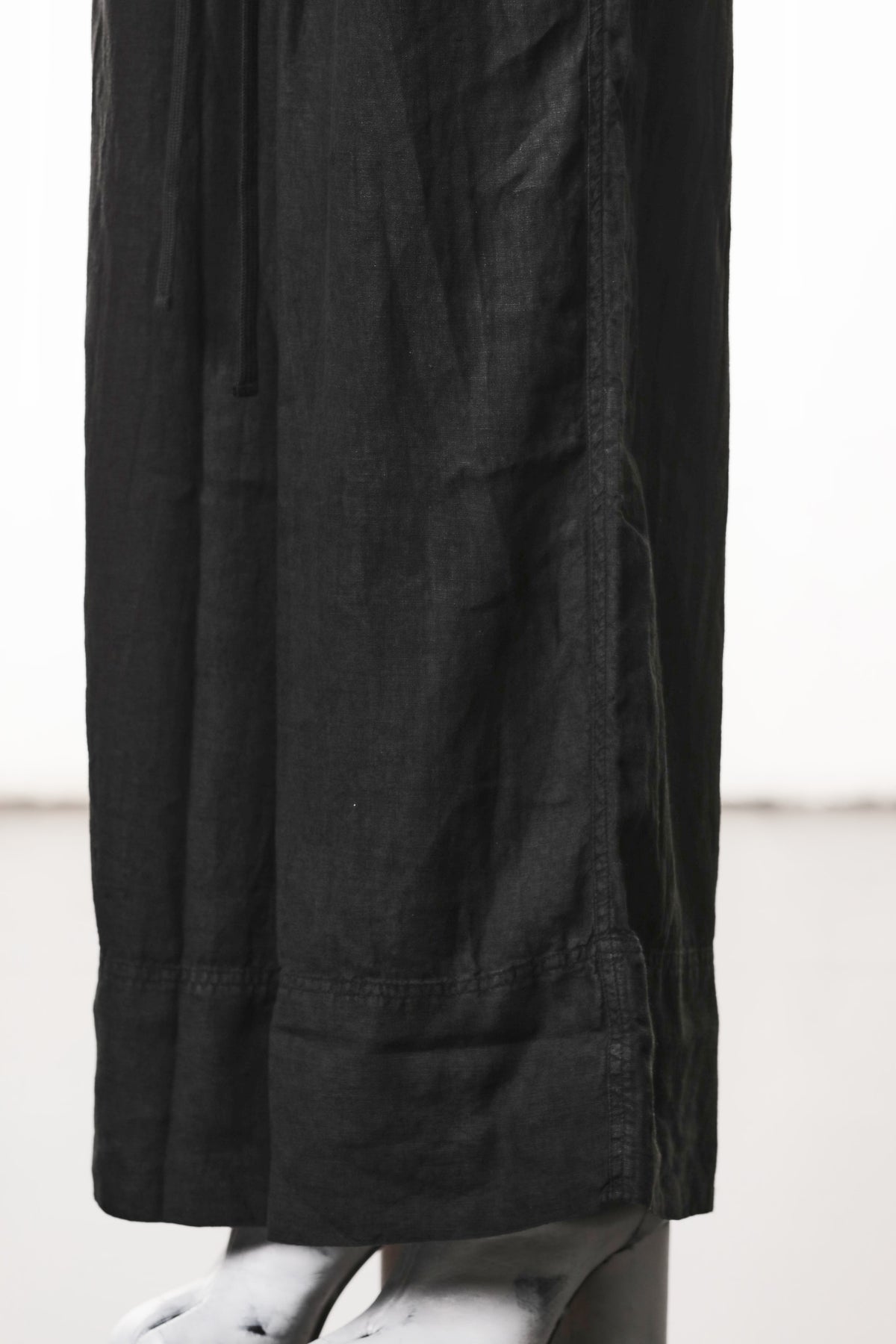 CROPPED WIDE-LEG LINEN TROUSERS