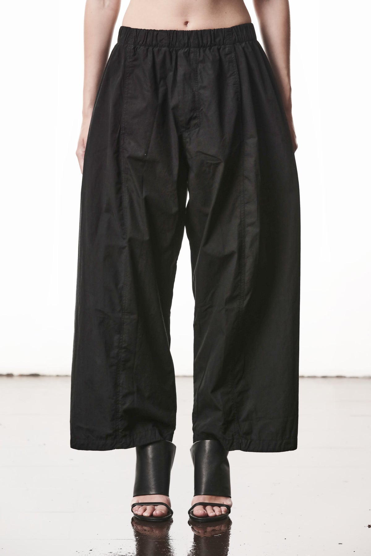 BLACK CROPPED BARREL-LEG COTTON TROUSERS