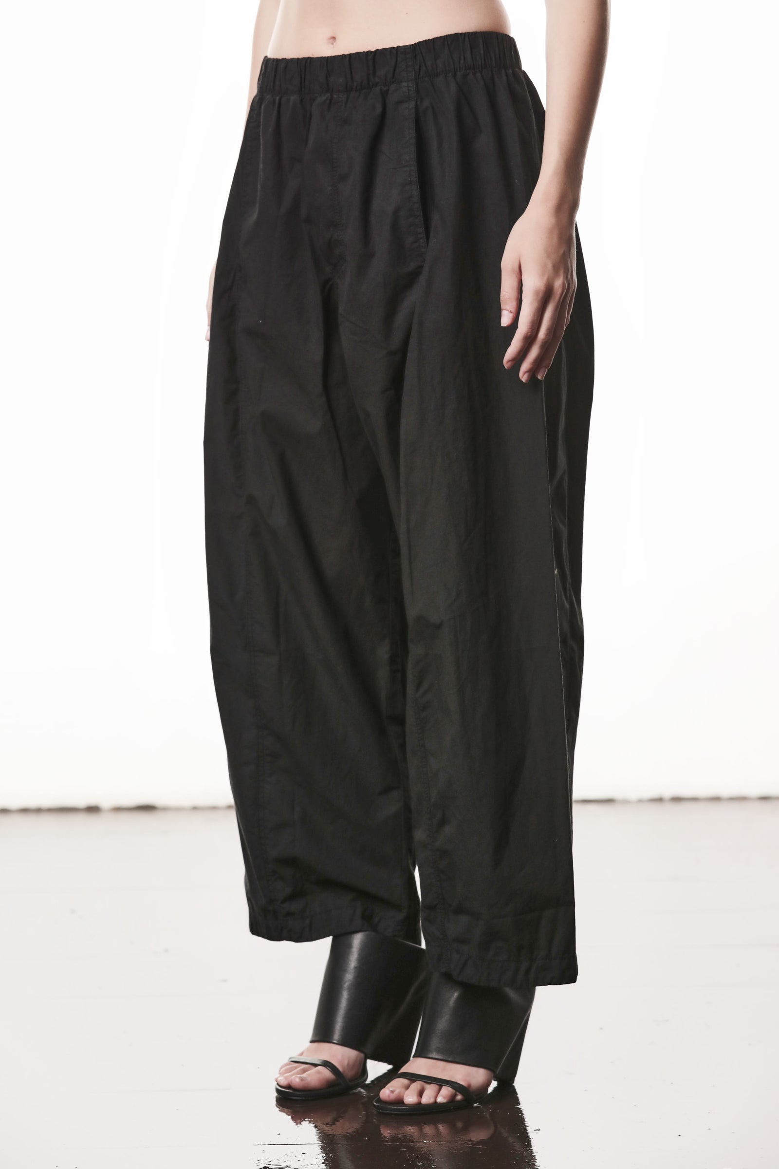 THOM-KROM-SHOP-ONLINE-THOM-KROM-SHOP-ONLINE-SS26-WP21_BLACK_4730