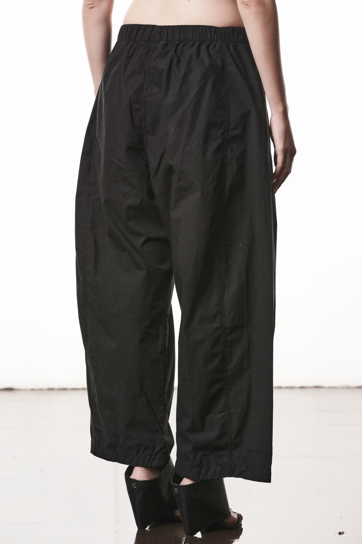 BLACK CROPPED BARREL-LEG COTTON TROUSERS