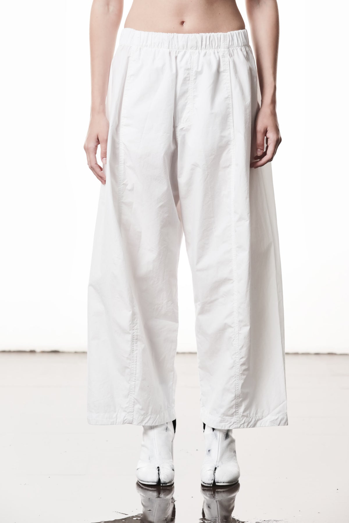 OFF WHITE CROPPED BARREL-LEG COTTON TROUSERS