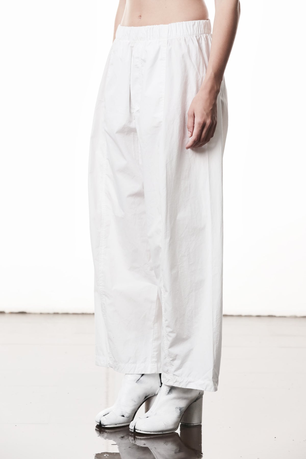 OFF WHITE CROPPED BARREL-LEG COTTON TROUSERS