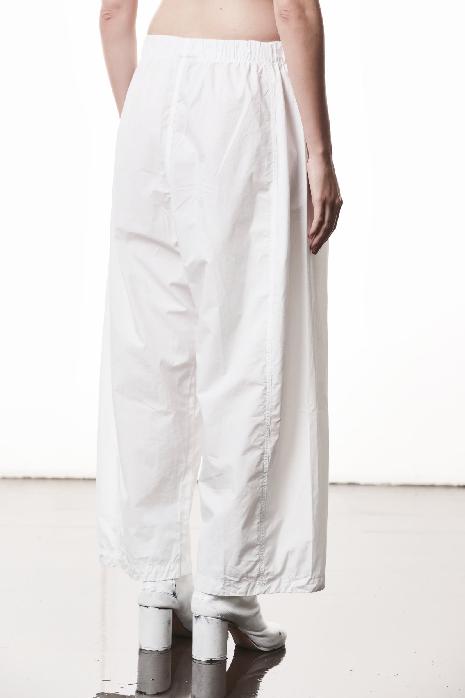 OFF WHITE CROPPED BARREL-LEG COTTON TROUSERS