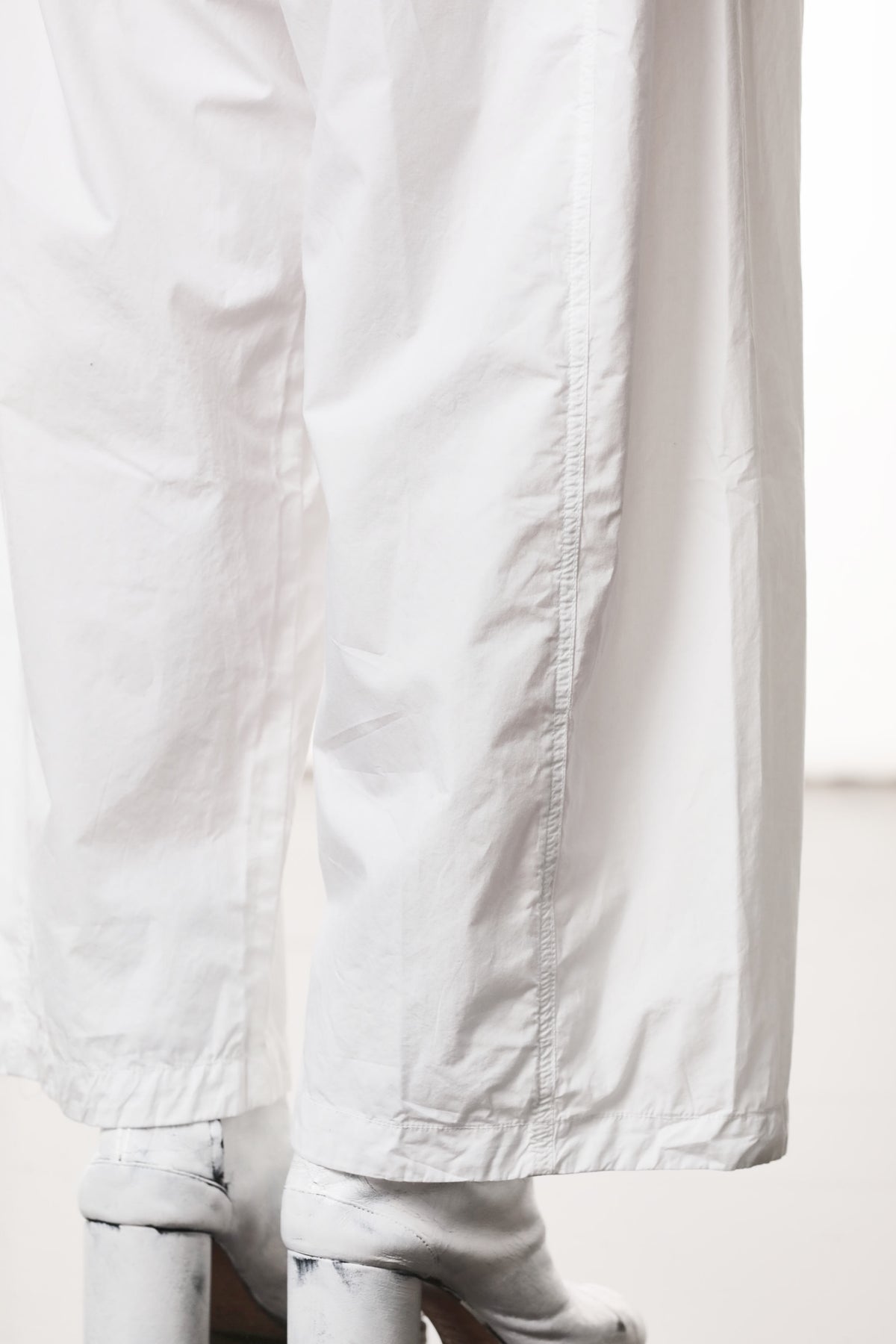 OFF WHITE CROPPED BARREL-LEG COTTON TROUSERS